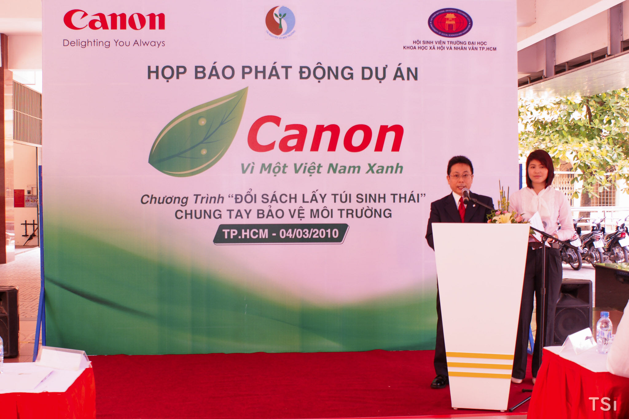 Canon khởi động "Đổi sách lấy túi thân thiện môi trường"