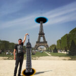 Bật cười trước bức ảnh anh chàng muốn chạm tay vào đỉnh tháp Eiffel bị Photoshop