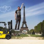 Bật cười trước bức ảnh anh chàng muốn chạm tay vào đỉnh tháp Eiffel bị Photoshop