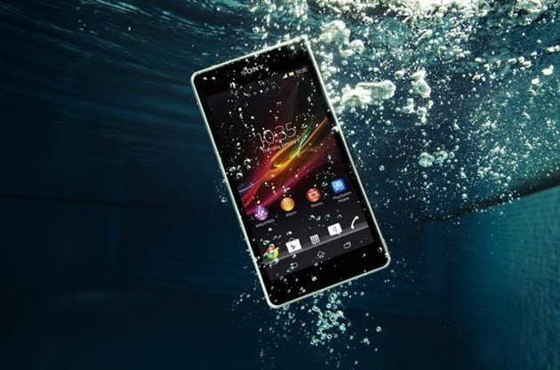 Dùng smartphone chống nước Sony chụp hình dưới bể bơi sẽ bị từ chối bảo hành