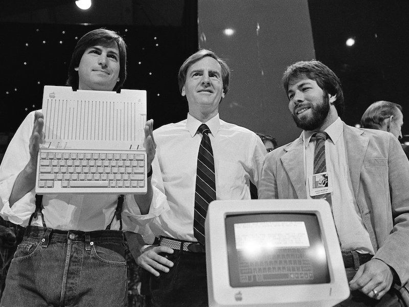 Steve Wozniak (bìa phải) đứng cùng Steve Job (trái) và John Sculley 