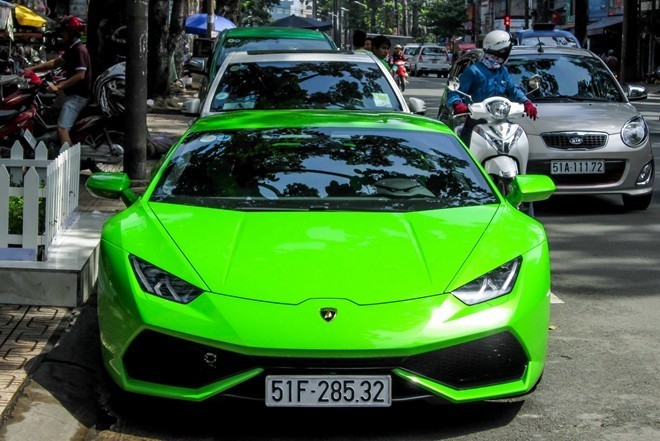 Chi tiết siêu xe Huracan màu xanh mới ra biển số ở Sài Gòn