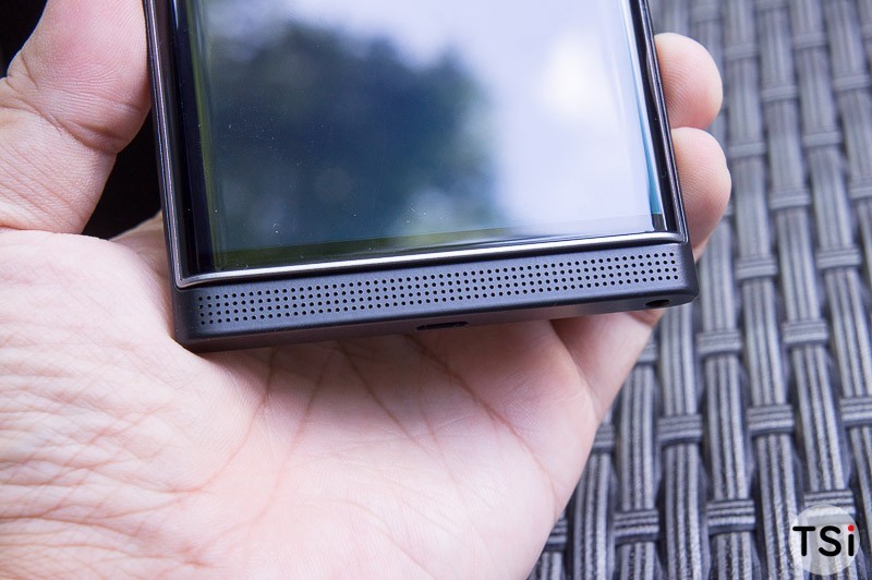 Phần màn hình của BlackBerry Priv có hơi lồi hơn so với khu vực loa và micro thoại