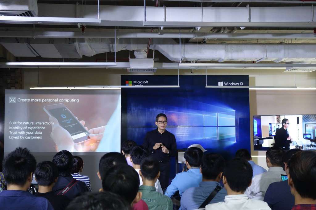 Ông Vũ Minh Trí - Vũ Minh Trí - CEO của Microsoft Việt Nam đang giới thiệu Lumia 950 và 950 XL