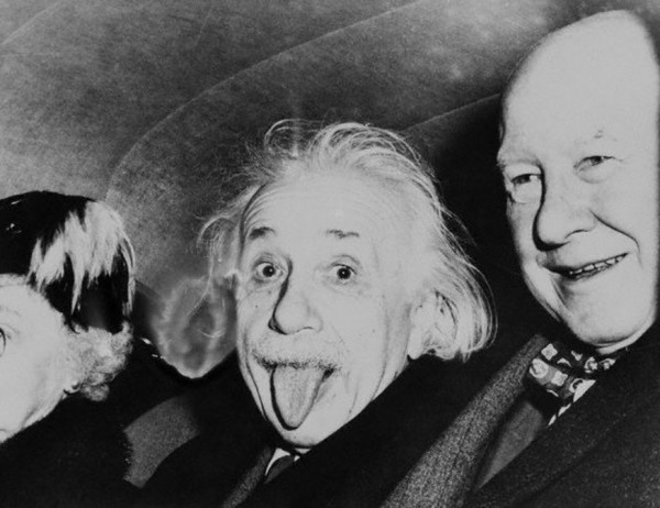 Chuyện ít ai biết về bức ảnh Albert Einstein thè lưỡi