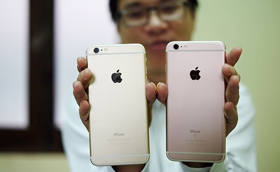 iPhone 6 Plus và 6S Plus không thể phân biệt nếu không để ý chữ "S" rất bé sau thân máy