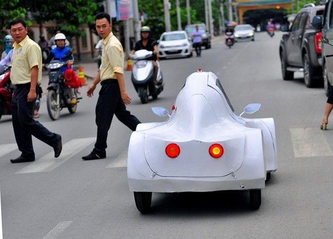 Nhóm sinh viên Đồng Nai sáng chế xe 4 bánh dùng cồn: 1 lít chạy được 200km