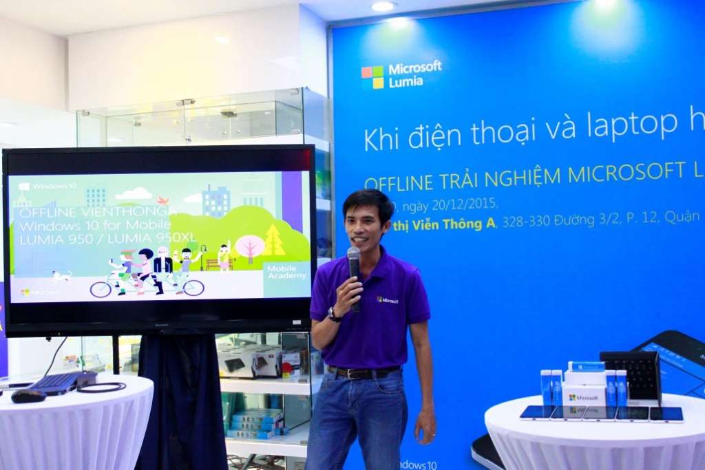 Viễn Thông A tổ chức trải nghiệm thực tế Lumia 950 XL cùng các phụ kiện kèm theo máy.