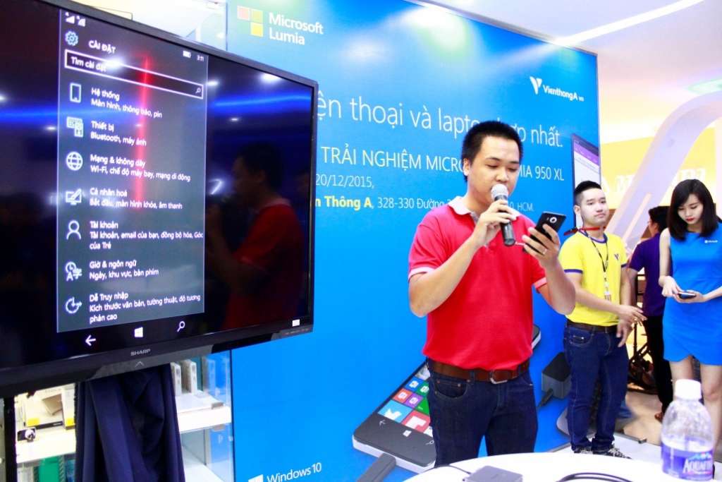 Viễn Thông A tổ chức trải nghiệm thực tế Lumia 950 XL cùng các phụ kiện kèm theo máy.