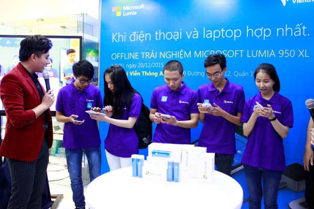 Viễn Thông A tổ chức trải nghiệm thực tế Lumia 950 XL cùng các phụ kiện kèm theo máy.