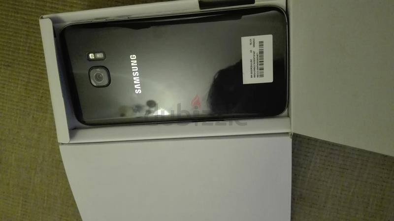 Samsung Galaxy S7 Edge lộ ảnh kèm phụ kiện tại Dubai