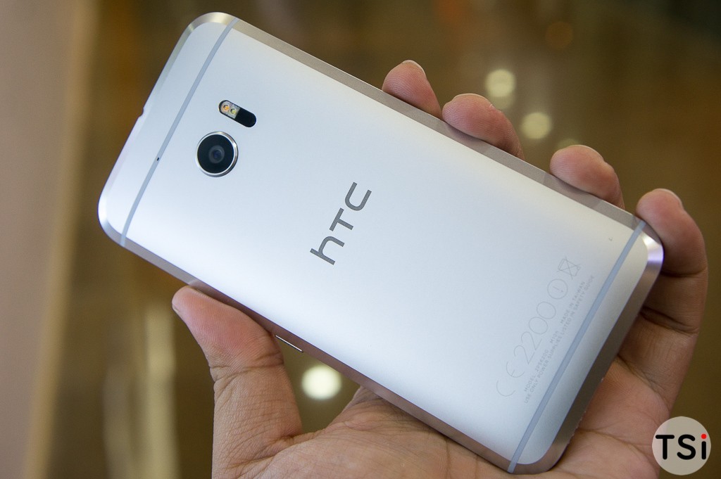 Ảnh thực tế HTC 10 tại Việt Nam: cầm êm tay, màn hình đẹp, camera trước to