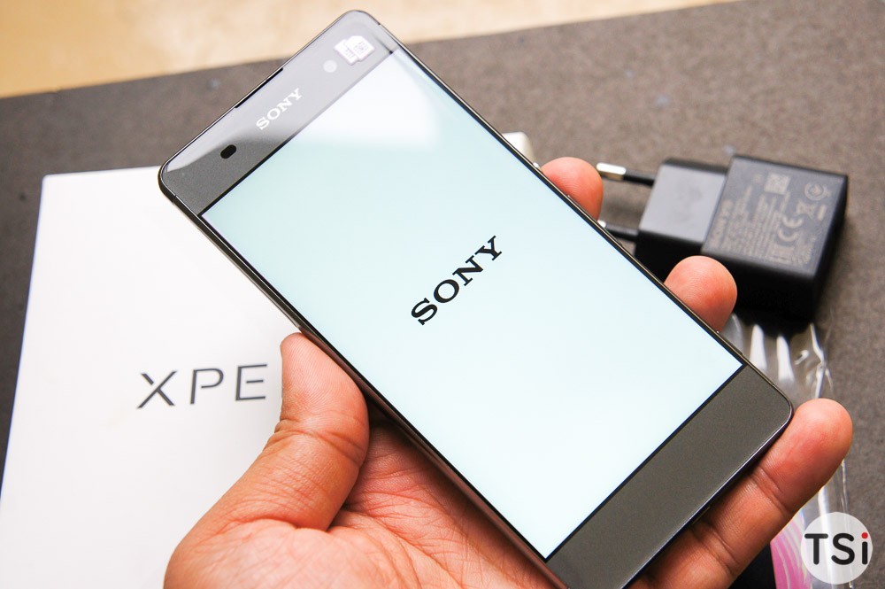 Mở hộp Sony Xperia XA - smartphone 6,9 triệu bán tại FPT Shop