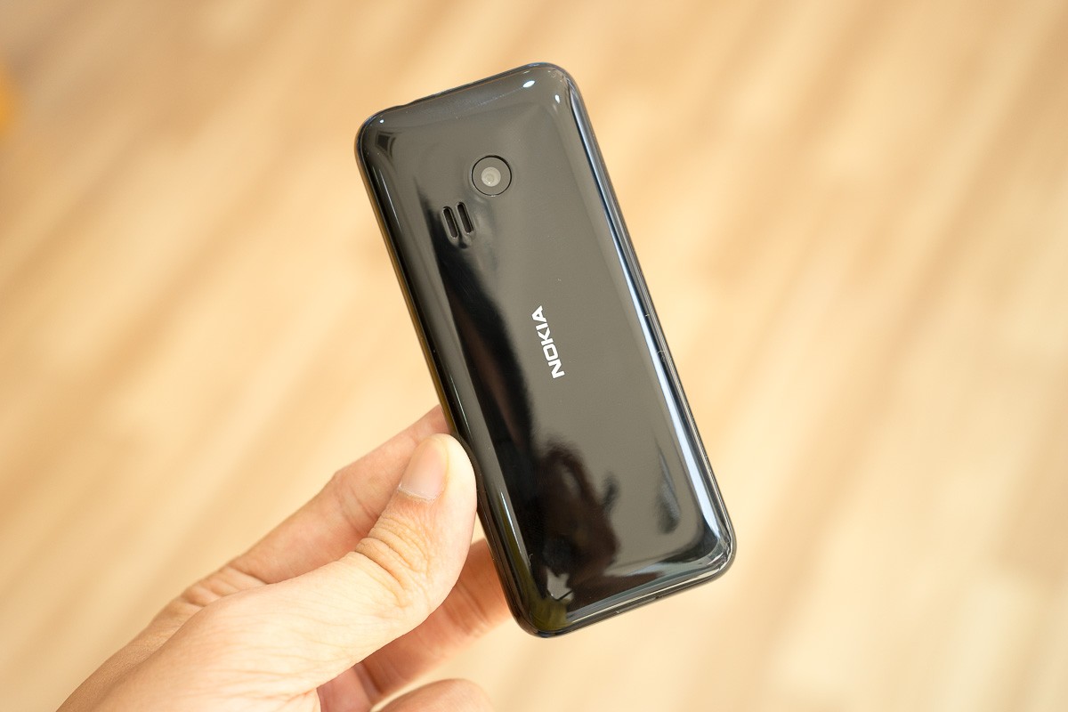 Ảnh mở hộp Nokia 222: Màu đen Jet Black, giá gần 1 triệu đồng