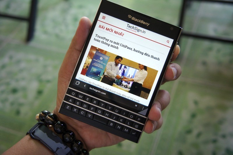 Mở hộp Blackberry Passport phiên bản Qwerty giá 6,5 triệu