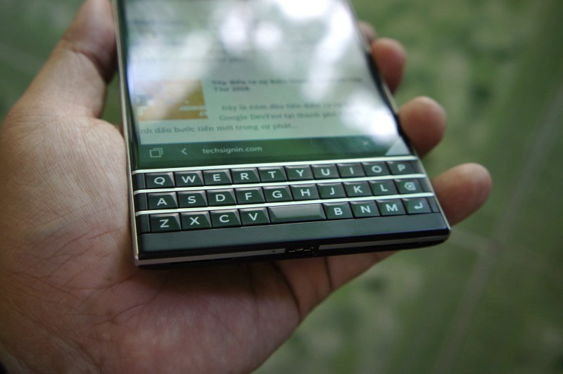 Mở hộp Blackberry Passport phiên bản Qwerty giá 6,5 triệu