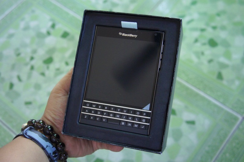 Mở hộp Blackberry Passport phiên bản Qwerty giá 6,5 triệu