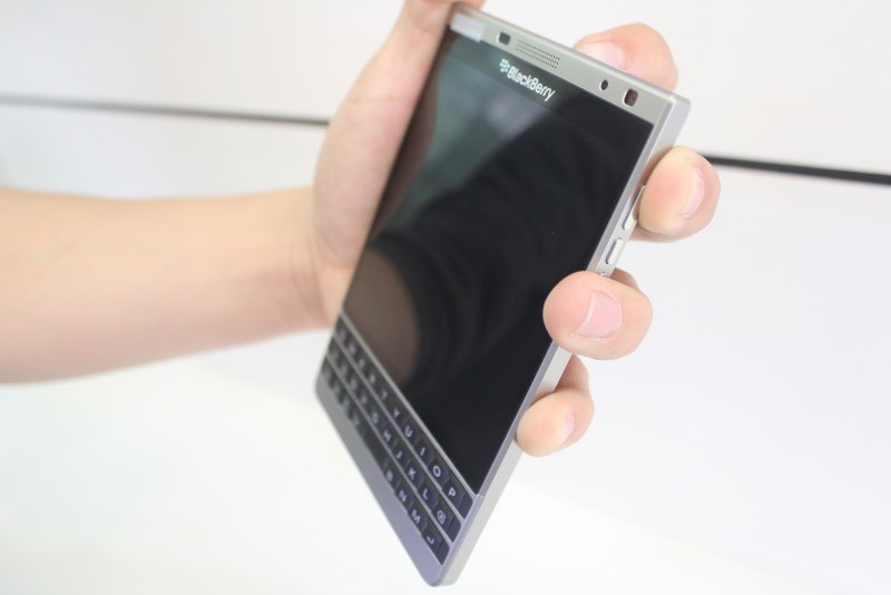 Ảnh thực tế BlackBerry Passport Silver Edition