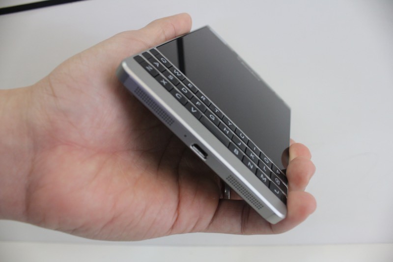 Ảnh thực tế BlackBerry Passport Silver Edition