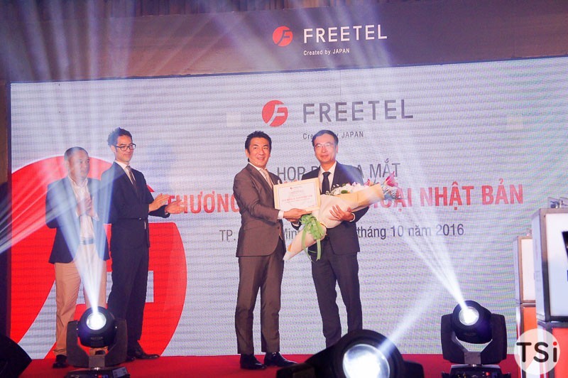 Freetel tung 5 smartphone giá từ 1 đến 6 triệu đồng, có mẫu nắp gập 2 màn hình