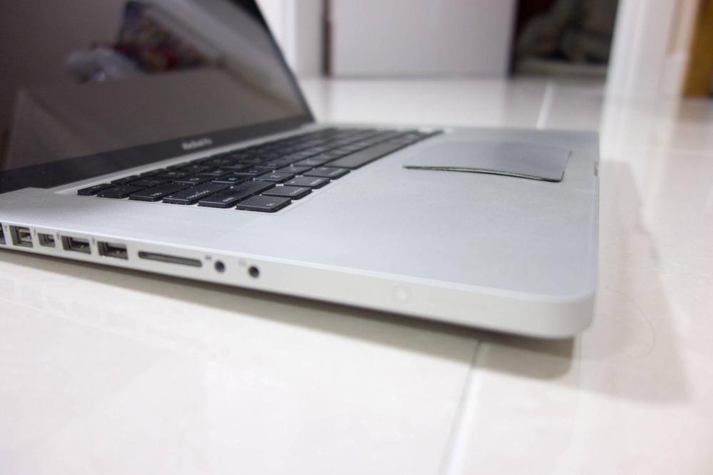 Apple đổi pin Macbook bị phồng miễn phí