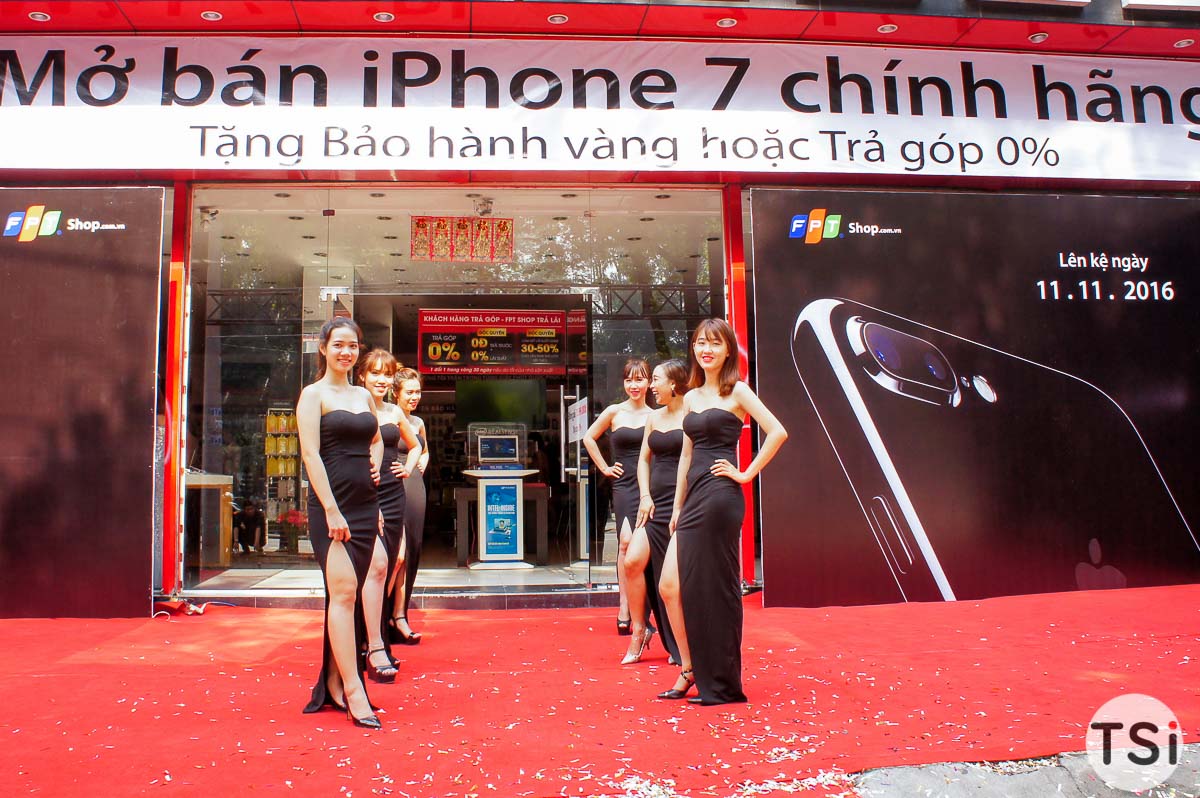 Sôi động ngày iPhone 7/7 Plus bán ra tại TP.HCM