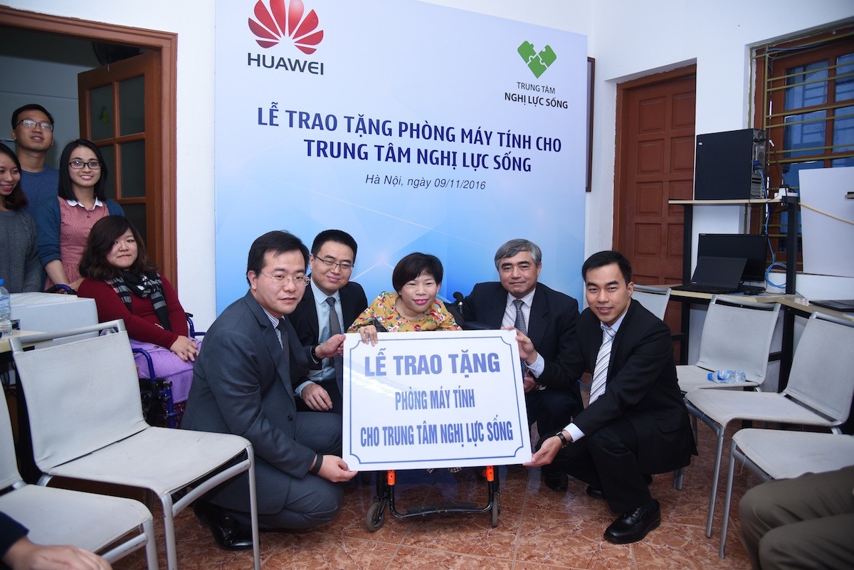 Huawei trao tặng phòng máy tính cho Trung tâm Nghị Lực Sống  