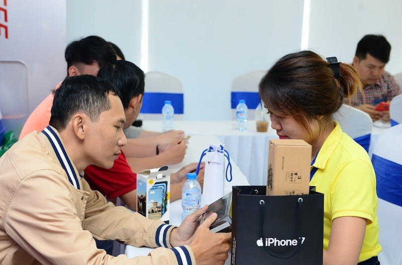 Sôi động ngày iPhone 7/7 Plus bán ra tại TP.HCM 