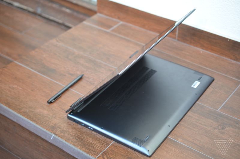 Lenovo ra mắt laptop Yoga 720: tích hợp cảm biến vân tay, thiết kế cao cấp