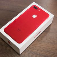 So màu đỏ của chiếc iPhone 7 Plus mới với các vật dụng