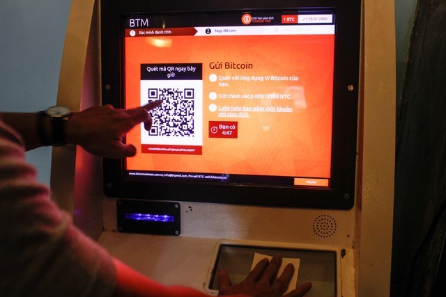 Thử mua bán bitcoin bằng máy ATM chuyên dụng đầu tiên tại Việt Nam