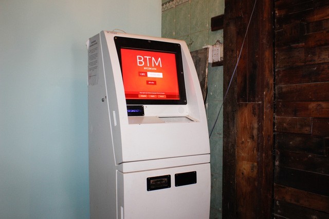 Thử mua bán bitcoin bằng máy ATM chuyên dụng đầu tiên tại Việt Nam