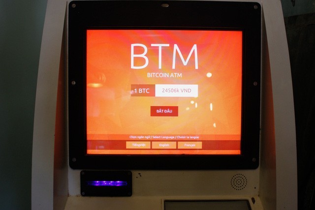 Thử mua bán bitcoin bằng máy ATM chuyên dụng đầu tiên tại Việt Nam