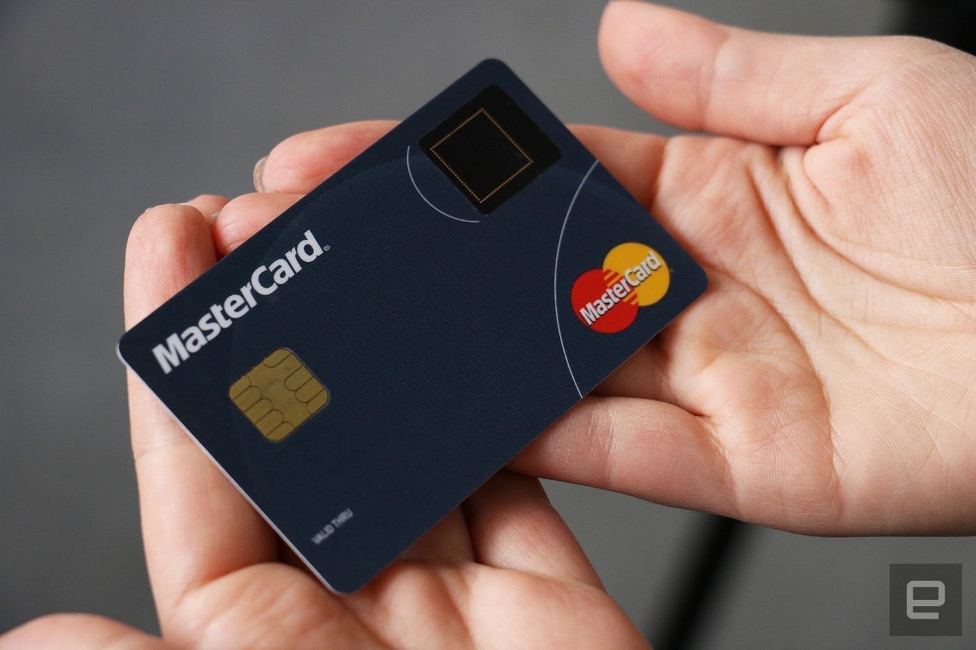 Mastercard tích hợp cảm biến vân tay lên thẻ