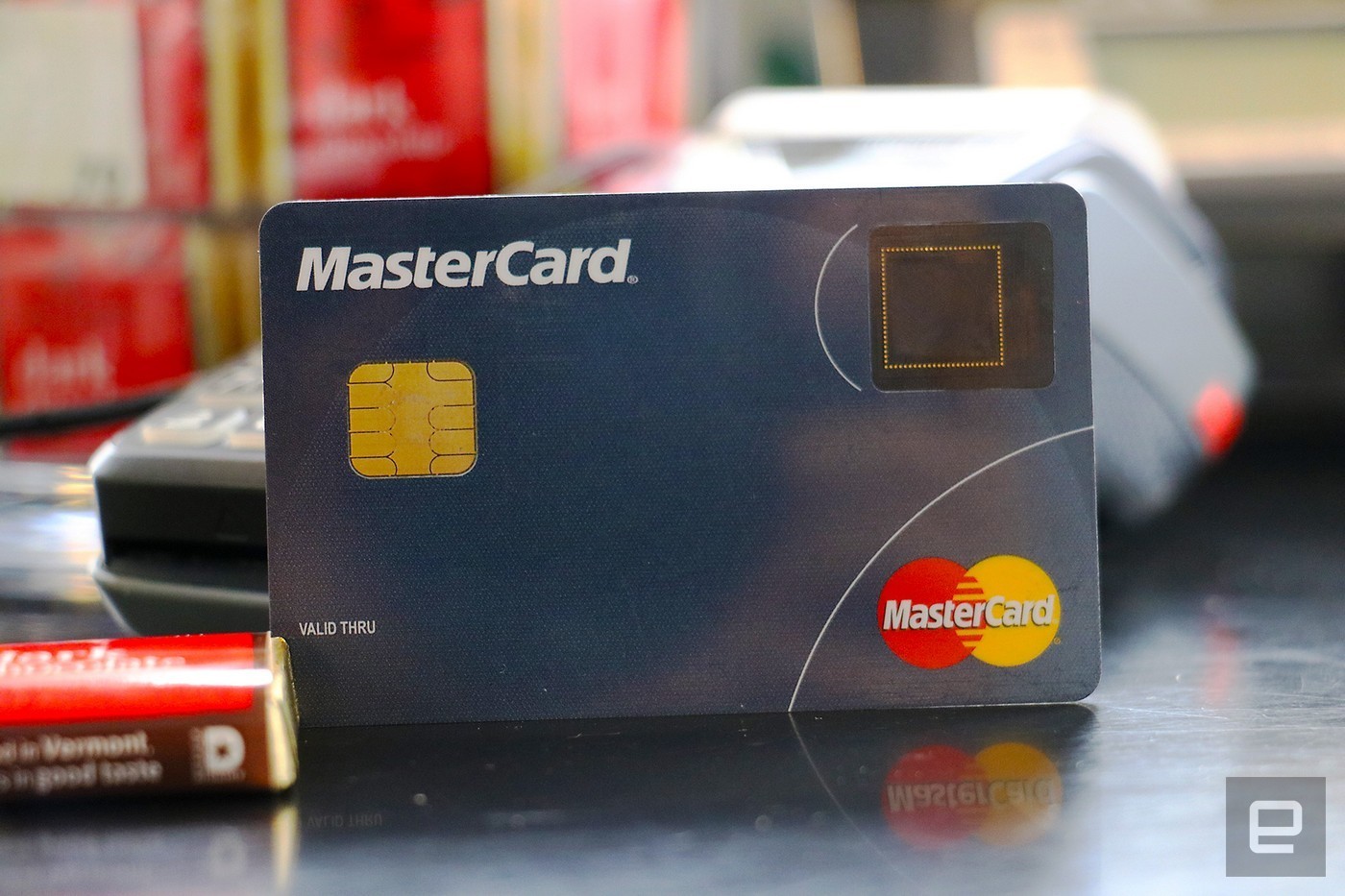 Mastercard tích hợp cảm biến vân tay lên thẻ