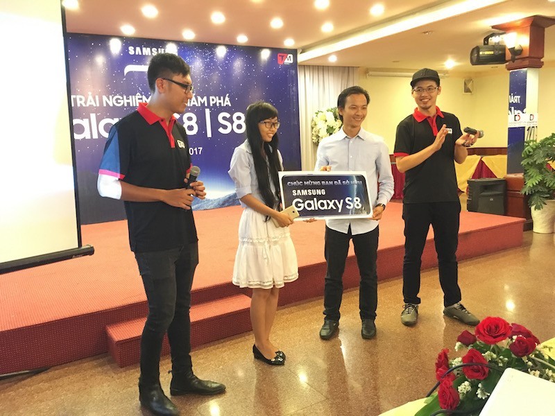 Di Động Việt mổ Galaxy S8 trong buổi Offline giới thiệu sản phẩm