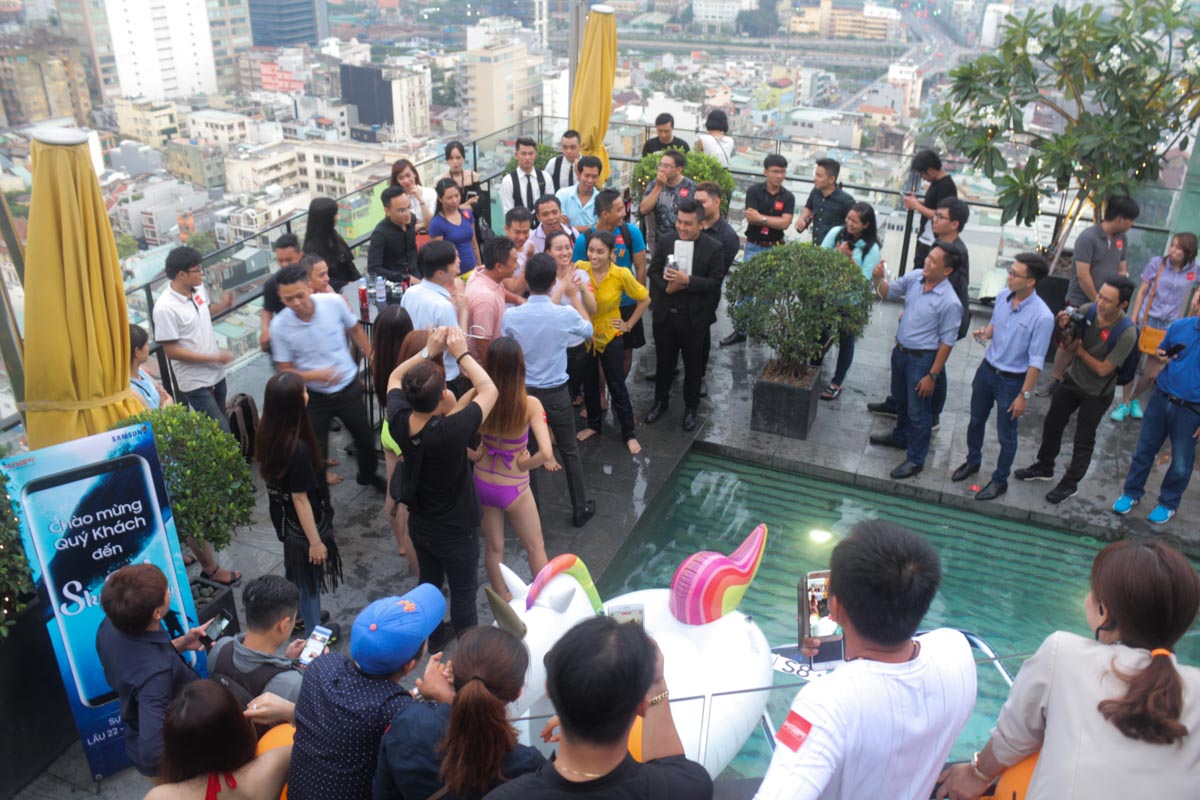 Hnammobile tổ chức Sky Pool Party giới thiệu Galaxy S8