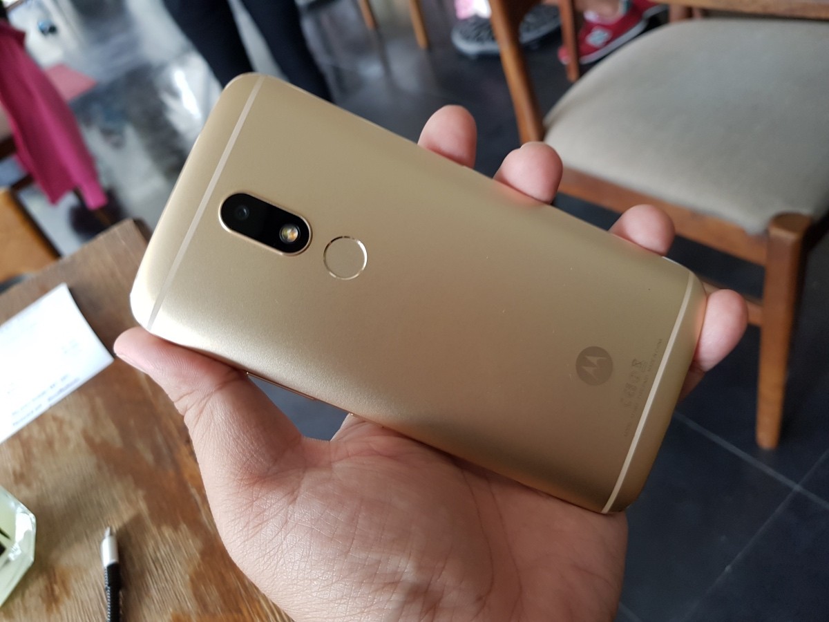 Ảnh thực tế smartphone tầm trung Moto M