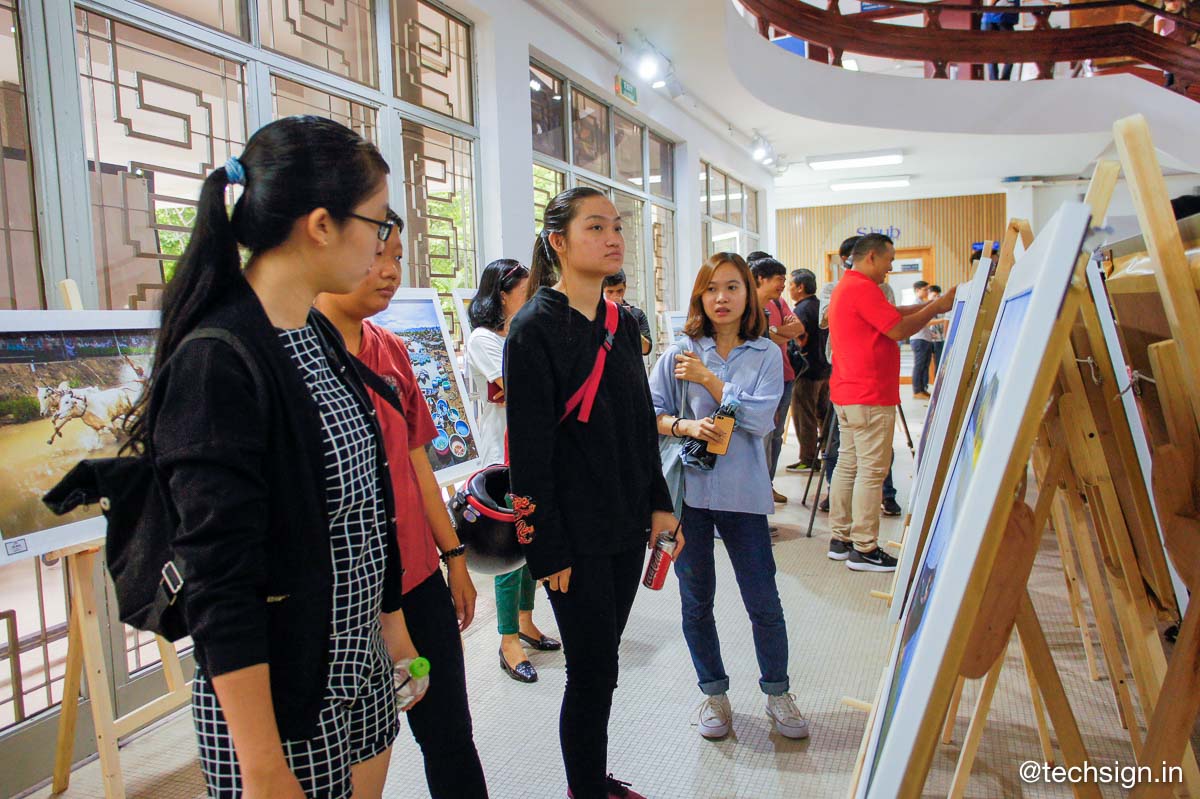 Đang diễn ra triển lãm ảnh thiện nguyện 'Sắc màu cuộc sống lần 2-2017'