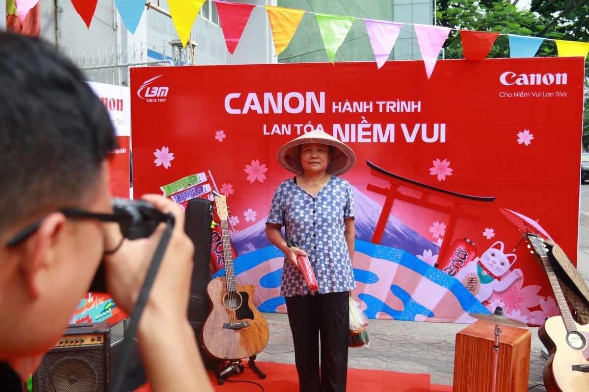 Chương trình chuyến xe Canon 'Hành trình lan toả niềm vui'