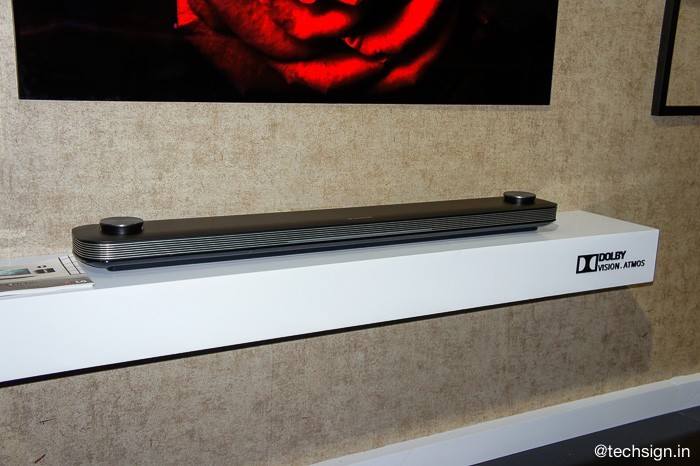 Lên kệ TV dán tường LG OLED Signature W, giá 300 và 650 triệu đồng