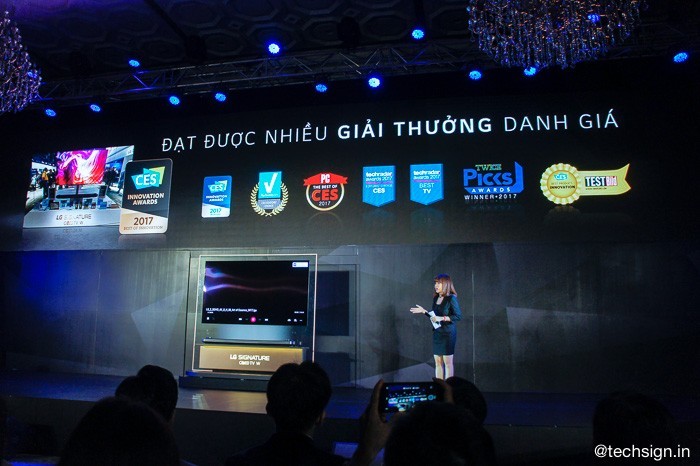 Lên kệ TV dán tường LG OLED Signature W, giá 300 và 650 triệu đồng