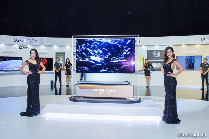 Lên kệ TV dán tường LG OLED Signature W, giá 300 và 650 triệu đồng