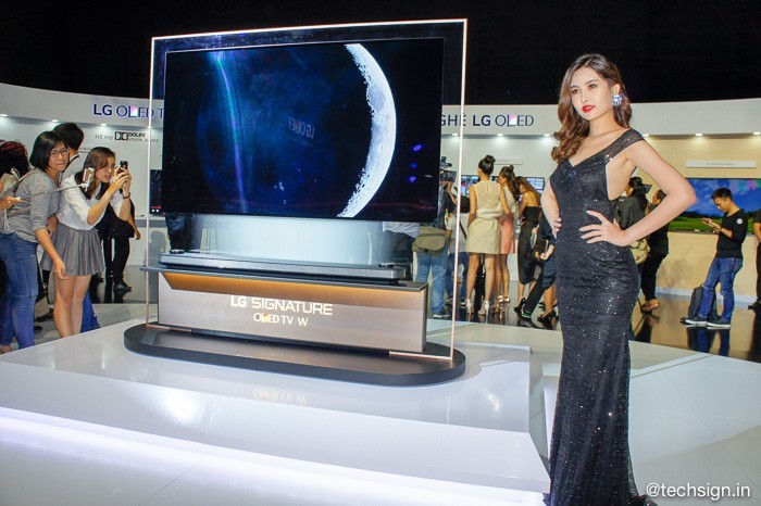 Lên kệ TV dán tường LG OLED Signature W, giá 300 và 650 triệu đồng