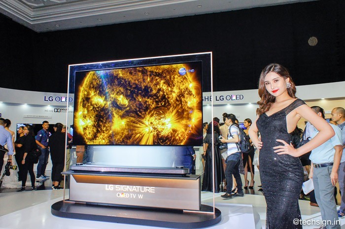 Lên kệ TV dán tường LG OLED Signature W, giá 300 và 650 triệu đồng