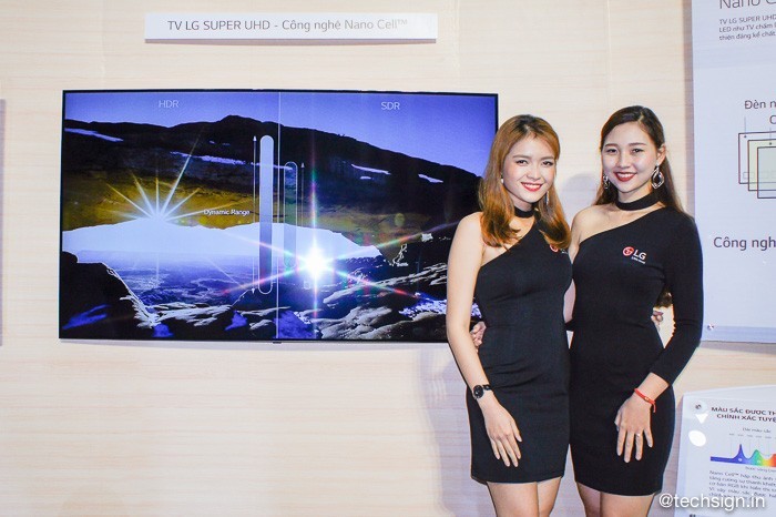 Lên kệ TV dán tường LG OLED Signature W, giá 300 và 650 triệu đồng