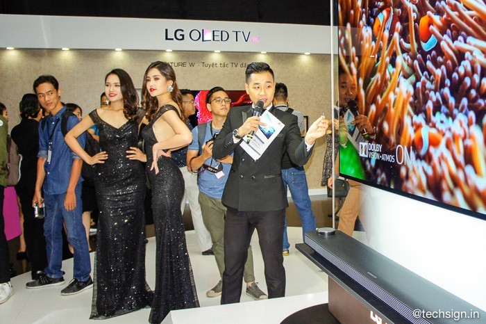 Lên kệ TV dán tường LG OLED Signature W, giá 300 và 650 triệu đồng