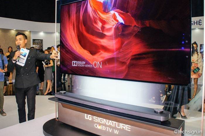 Lên kệ TV dán tường LG OLED Signature W, giá 300 và 650 triệu đồng