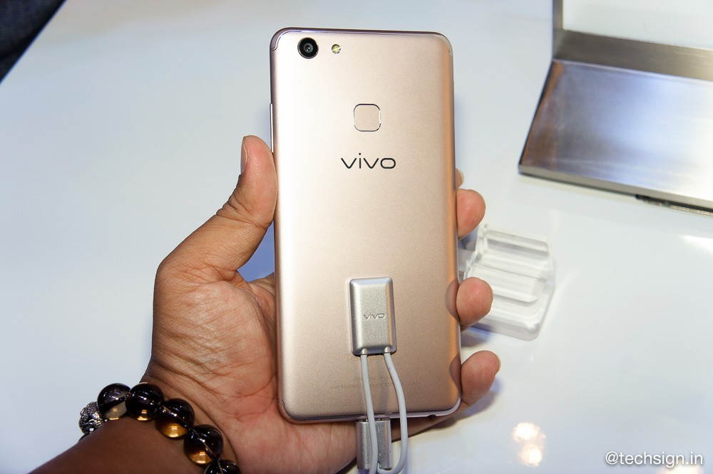 Vivo V7+ lên kệ: camera selfie 24MP, màn hình FullView, giá 8 triệu đồng