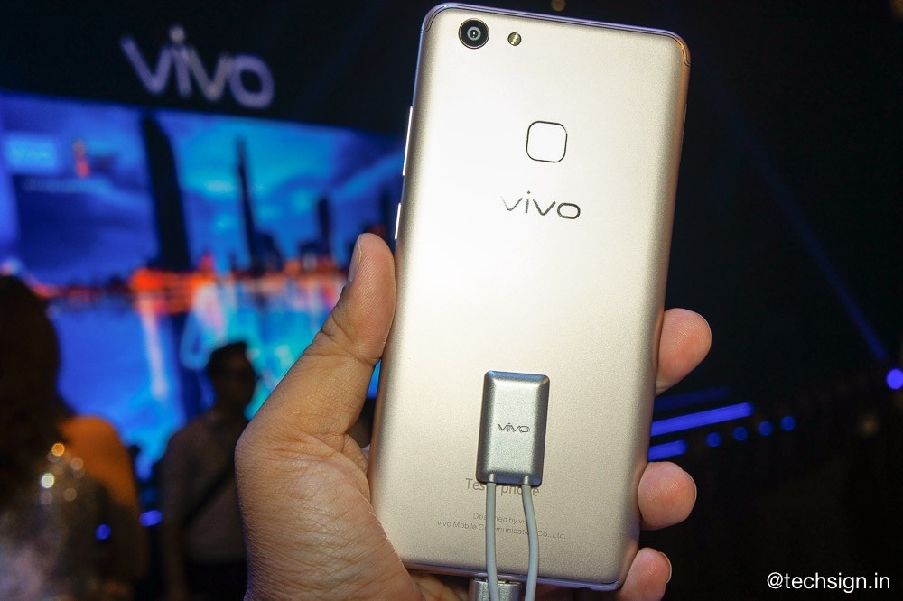 Vivo V7+ lên kệ: camera selfie 24MP, màn hình FullView, giá 8 triệu đồng